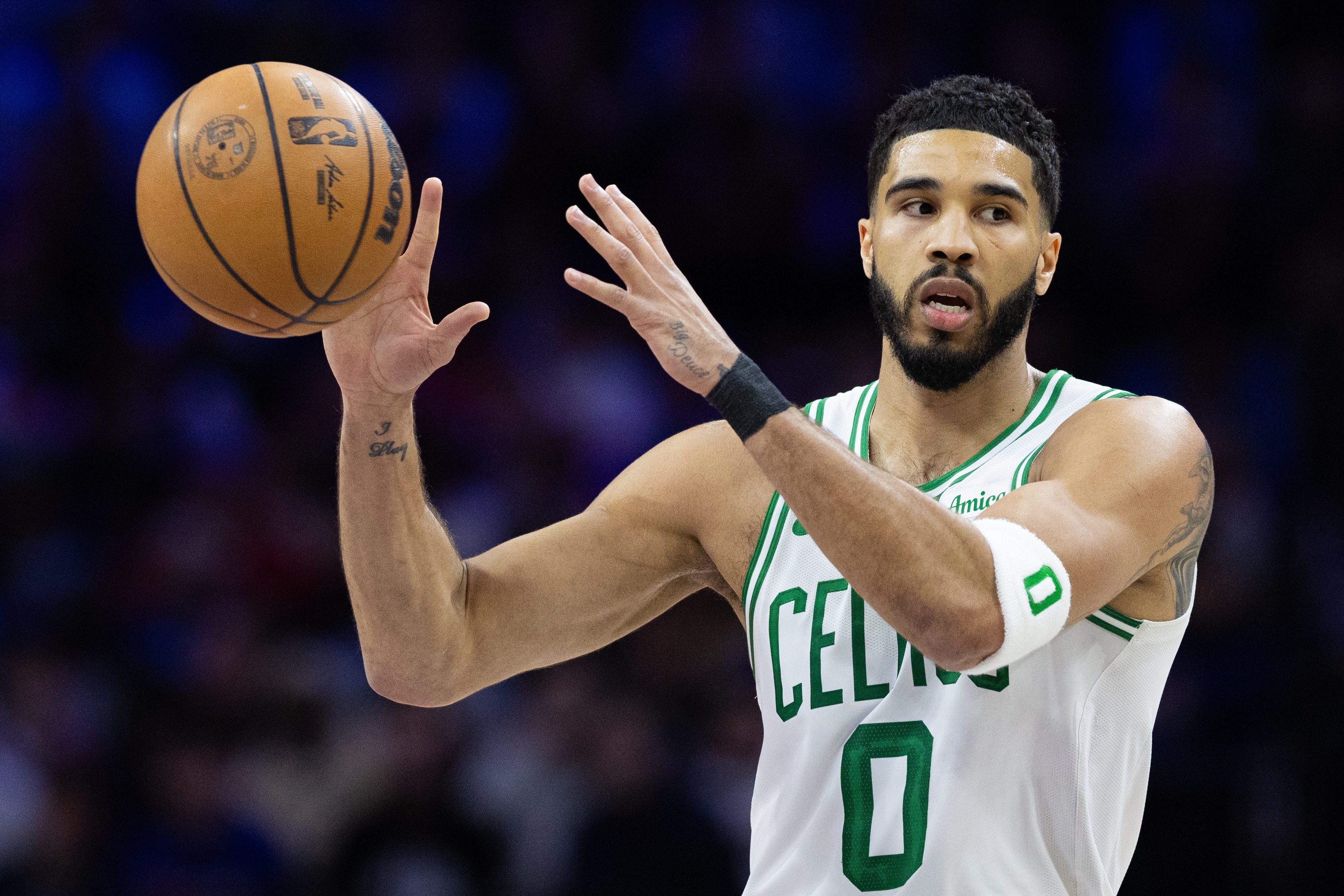 爱游戏入口-包含凯尔特人完胜黄蜂，莫里斯绝境逆转的词条