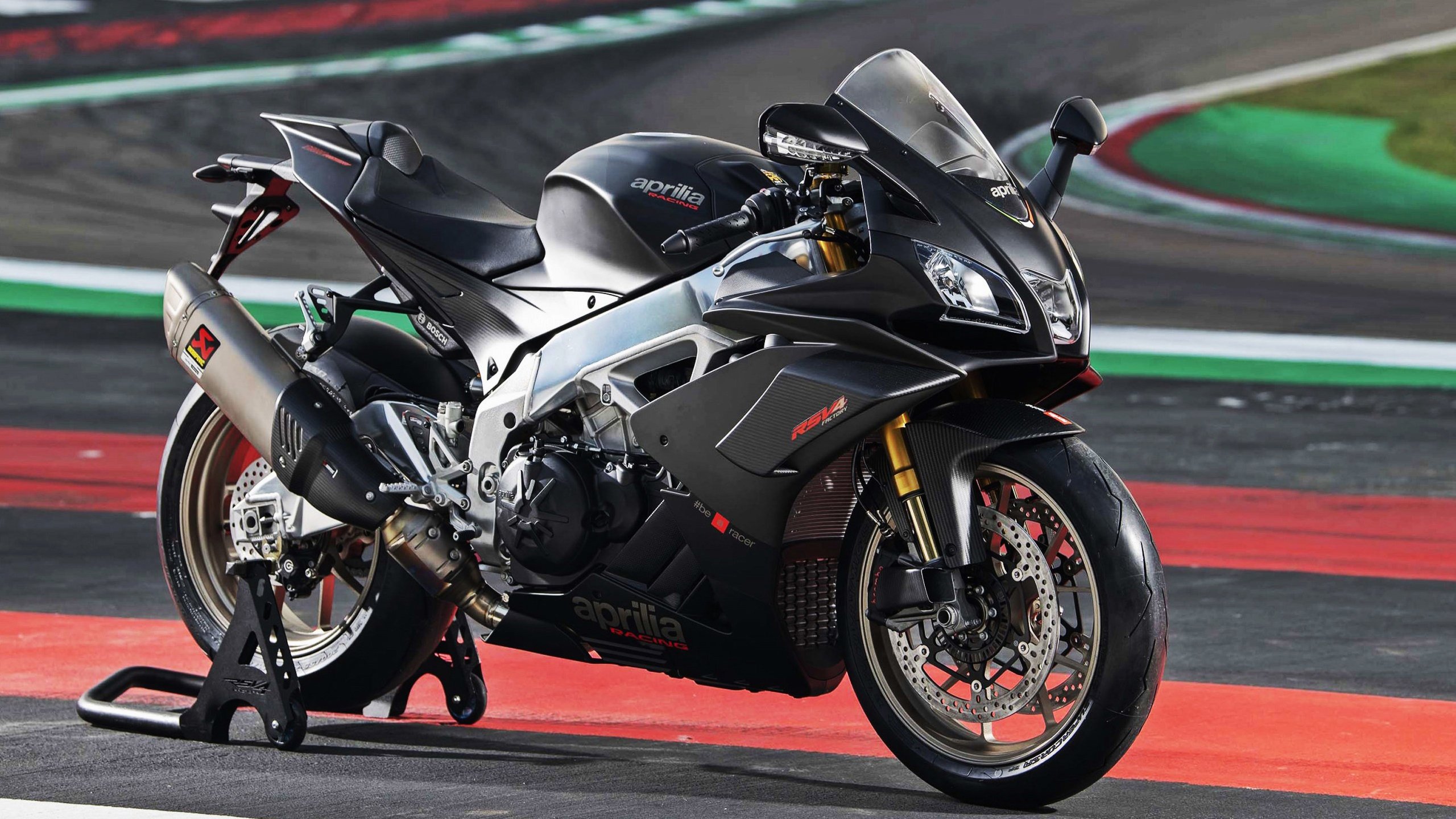 法拉利惊险取胜红牛二队，汉密尔顿上演绝地反击